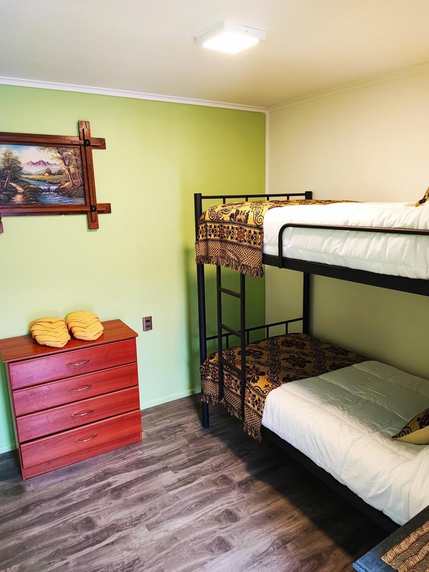 Hostel Kuntur Puerto Natales Esterno foto